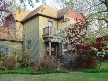 What is the Average Real Estate Commission in Arkansas?