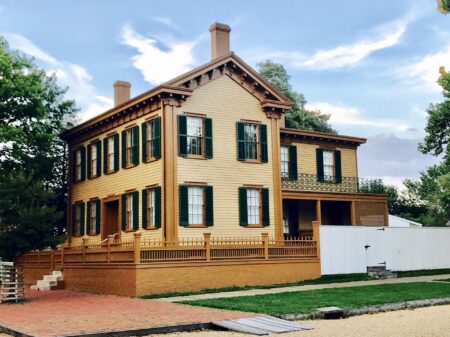 What is the Average Real Estate Commission in Illinois?