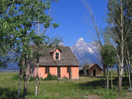 What is the Average Real Estate Commission in Wyoming?