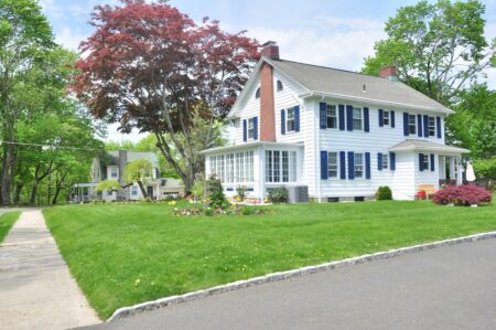 How to Sell a House with a Bad Yard