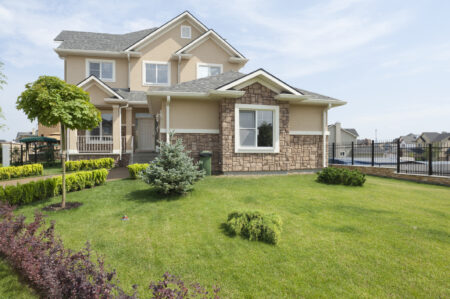 Your Home Won’t Sell? 4 Smart Moves to Change That